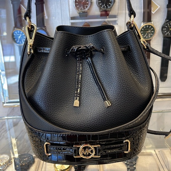 MICHAEL KORS 
Reed Md Pebbled Leather Belted Bucket Messenger Satchel Crossbody - Picture 1 of 16